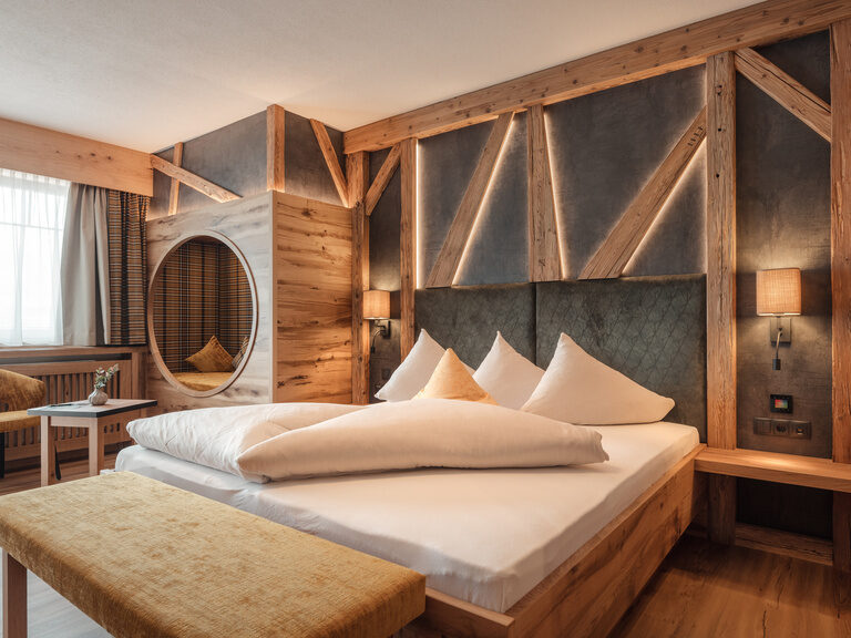 2-Raum-Familysuite mit Doppelbett, Sitzecke und Leseecke in der Nische