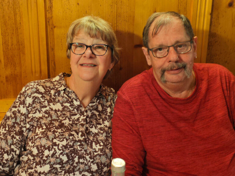 Paar sitzt und posiert anlässlich des Geburtstags der Frau