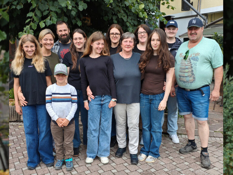 Eine große Gruppe posiert anlässlich eines Geburtstags