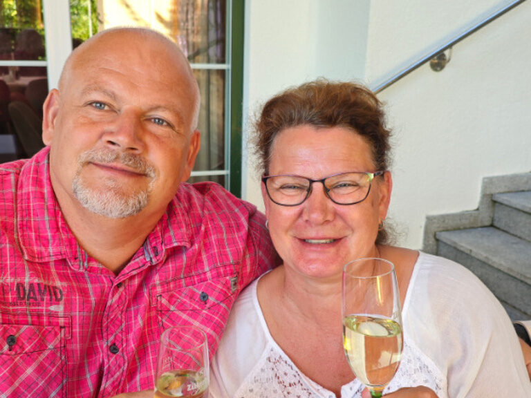 Paar stößt auf den Geburtstag des Mannes an