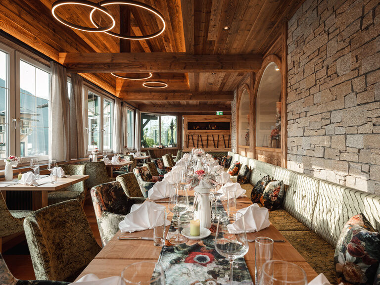 Almstüberl - Teil des Restaurants in Form eines Wintergartens, mit gedeckten Tischen