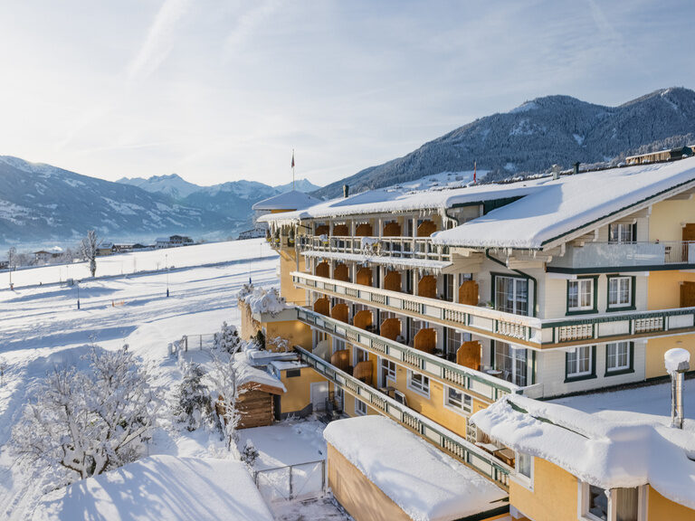 Ausblick vom Balkon des Hotels auf die verschneite Landschaft
