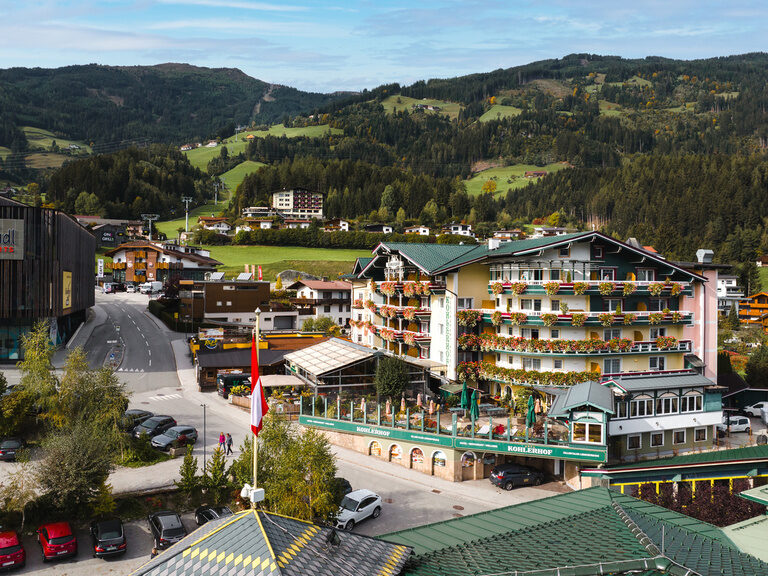 Außenansicht des Hotel Kohlerhof und der Talstation der Spieljochbahn im Sommer