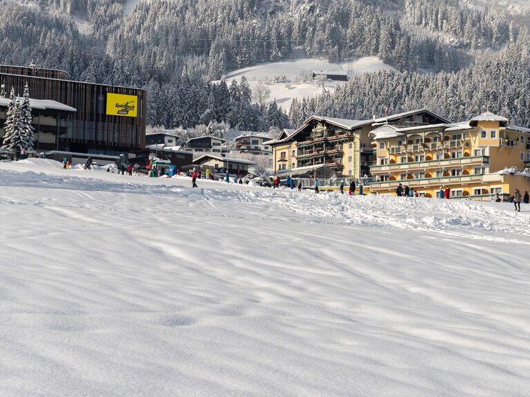Außenansicht vom Kohlerhof im Winter neben der Talstation der Spieljochbahn