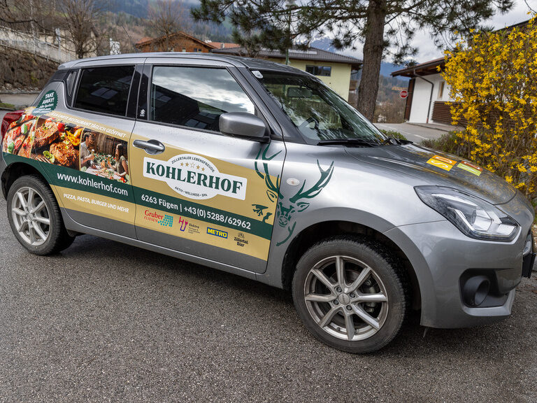 hoteleigenes Auto mit Kohlerhof-Aufschrift