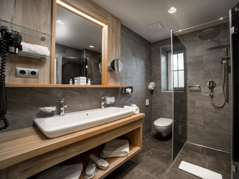 Badezimmer mit Doppelwaschtisch, WC und Dusche