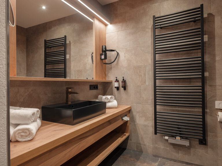 Badezimmer - Waschbecken und Handtuchwärmer