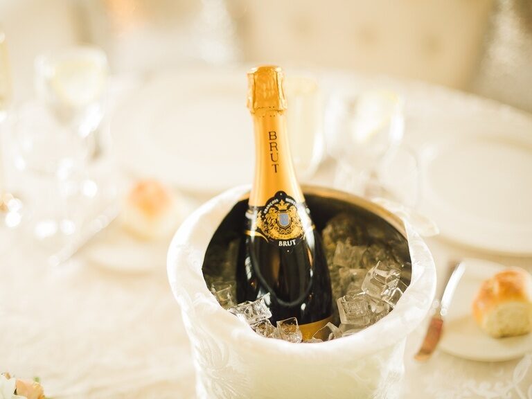 Champagnerflasche im Kühlbehälter