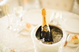 Champagnerflasche im Kühlbehälter