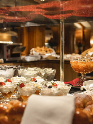 Nachspeisenbuffet mit leckerem Schichtdessert und süßen Brötchen