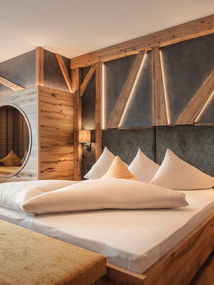 geräumige Familiensuite mit Holzvertäfelung und Lesekoje