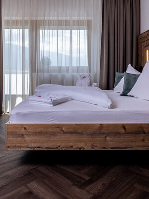 Zimmer mit Naturtönen und moderner Ausstattung