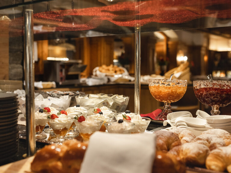 Nachspeisenbuffet mit leckerem Schichtdessert und süßen Brötchen