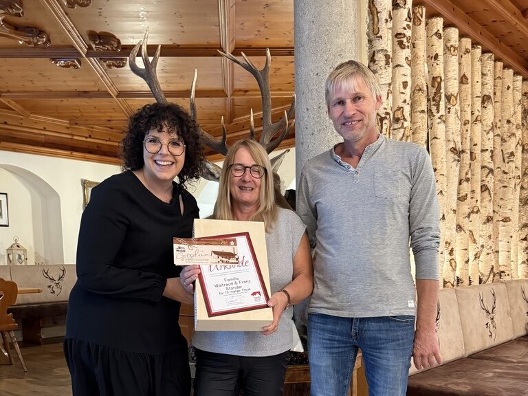 Paar mit Urkunde anlässlich Gästeehrung