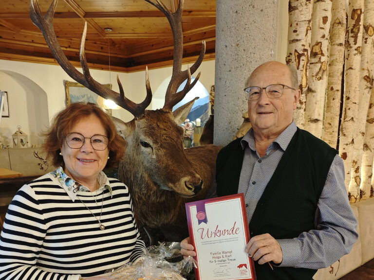 Paar mit Urkunde - Gästeehrung