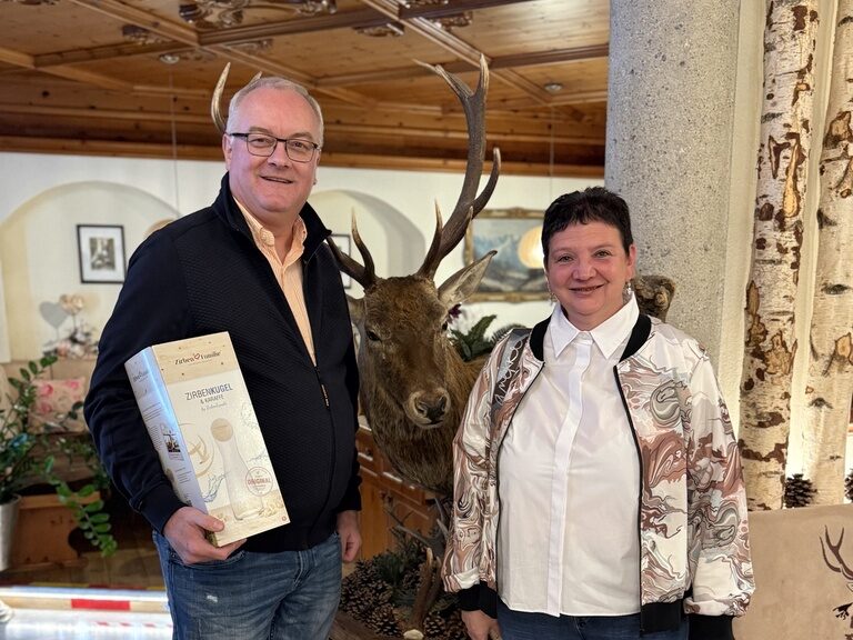 Paar mit Urkunde anlässlich Ehrung