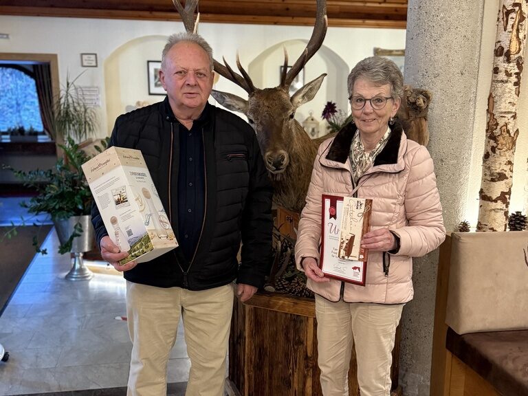 Paar mit Urkunde anlässlich Ehrung