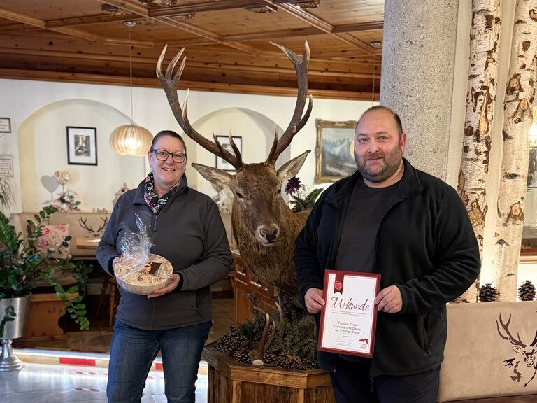 Paar mit Urkunde anlässlich Ehrung