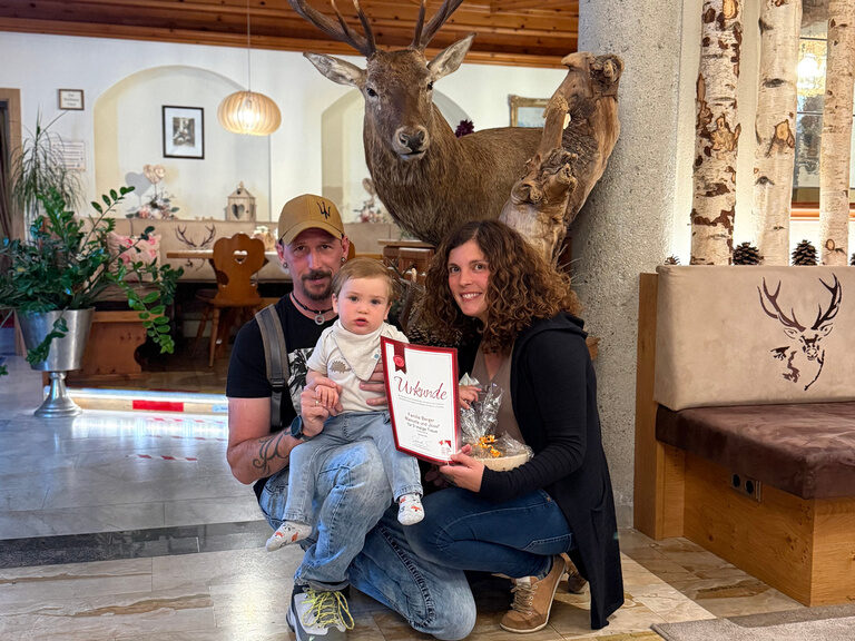 Paar mit Urkunde anlässlich Ehrung