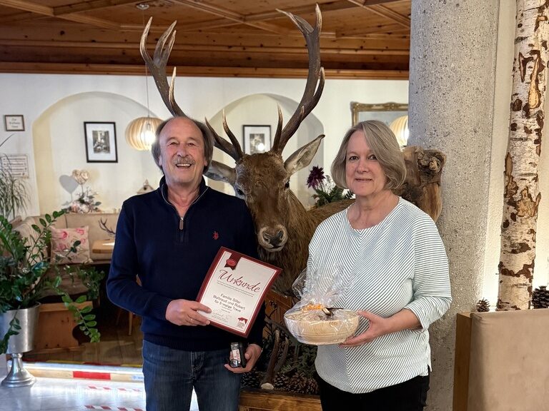 Paar mit Urkunde anlässlich Ehrung