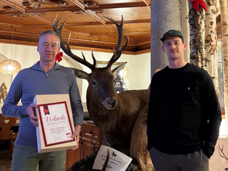 zwei Männer posieren mit Ehrenurkunde