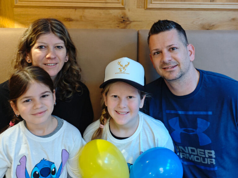 Familie sitzt am Frühstückstisch anlässlich eines Geburtstags