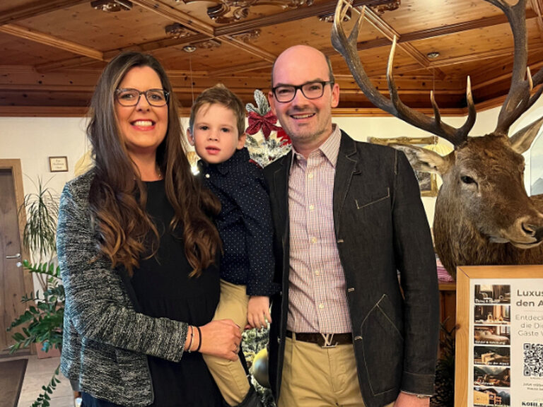 Familie posiert anlässlich Geburtstag