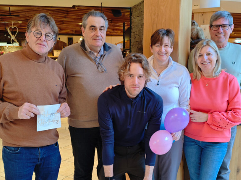 Familie posiert anlässlich Geburtstag