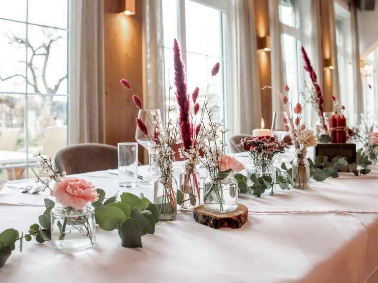 Festlich gedeckte Tafel mit rosaroten Pfingstrosen