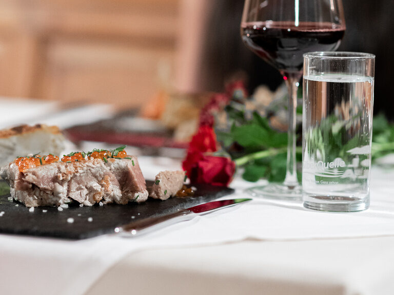 zart gebratenes Fleisch mit Meersalz dekoriert und auf Schieferplatte serviert