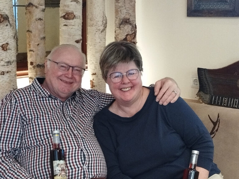 Paar posiert anlässlich Geburtstag