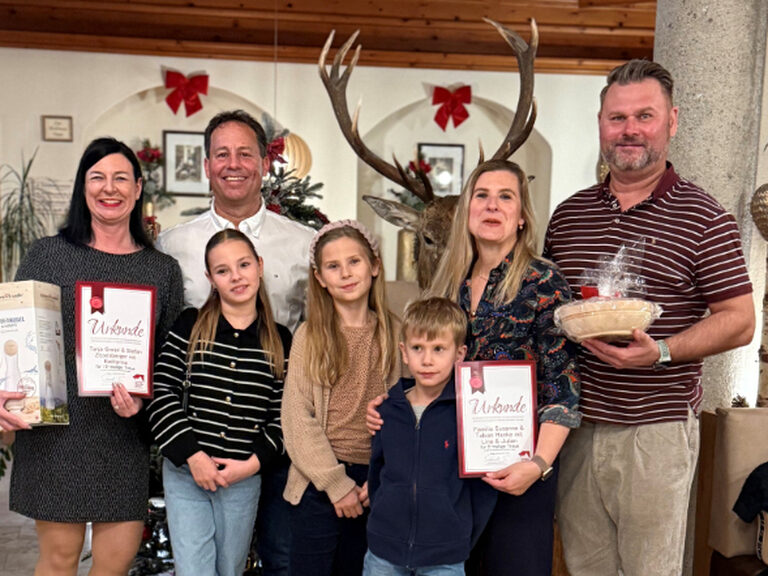 Gäste posieren mit Urkunde anlässlich Gästeehrung