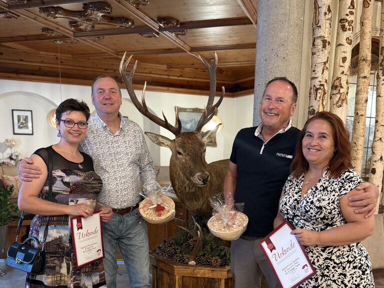 Gäste posieren mit Urkunde anlässlich Gästeehrung