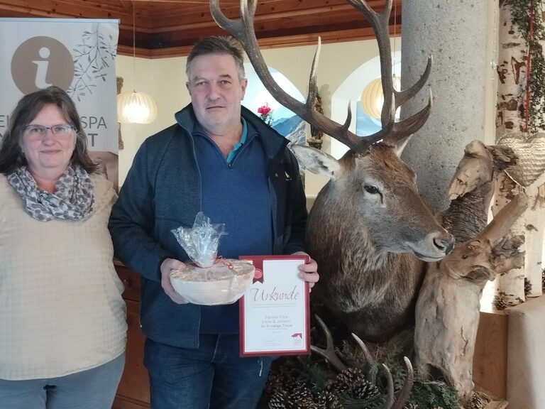 Gäste posieren mit Urkunde anlässlich Ihrer Ehrung als Stammgäste