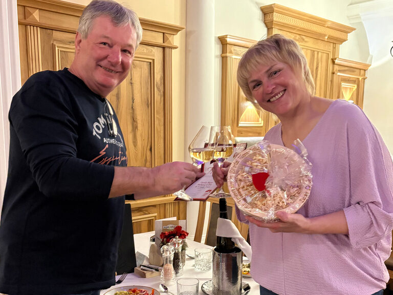 Paar posiert anlässlich Gästeehrung