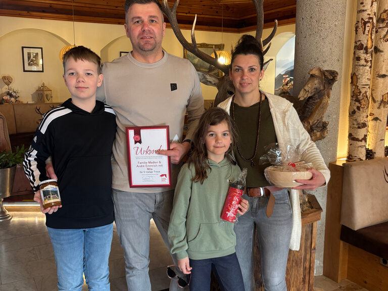 Familie posiert anlässlich Gästeehrung