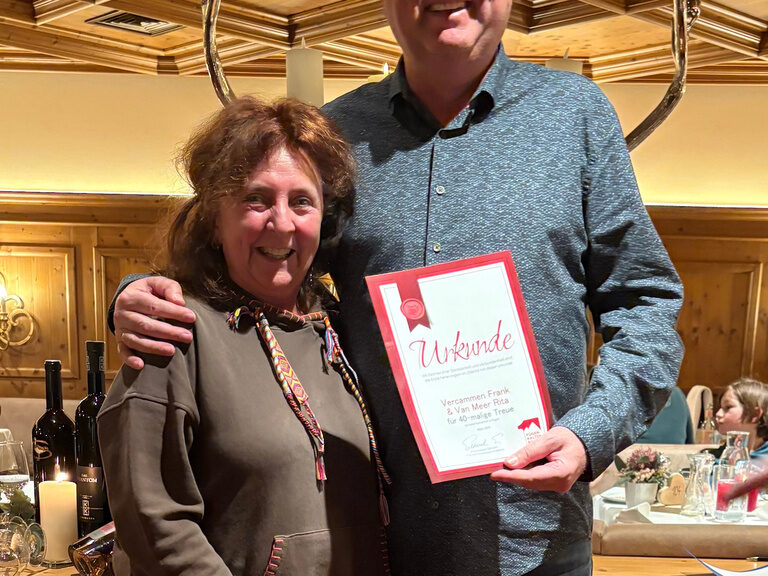 Paar posiert mit Urkunde anlässlich Gästeehrung