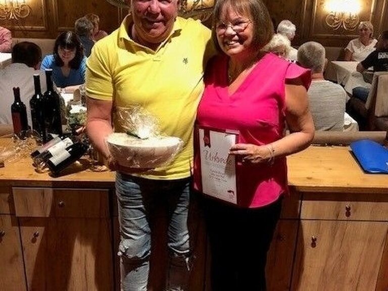 Paar posiert anlässlich Gästeehrung