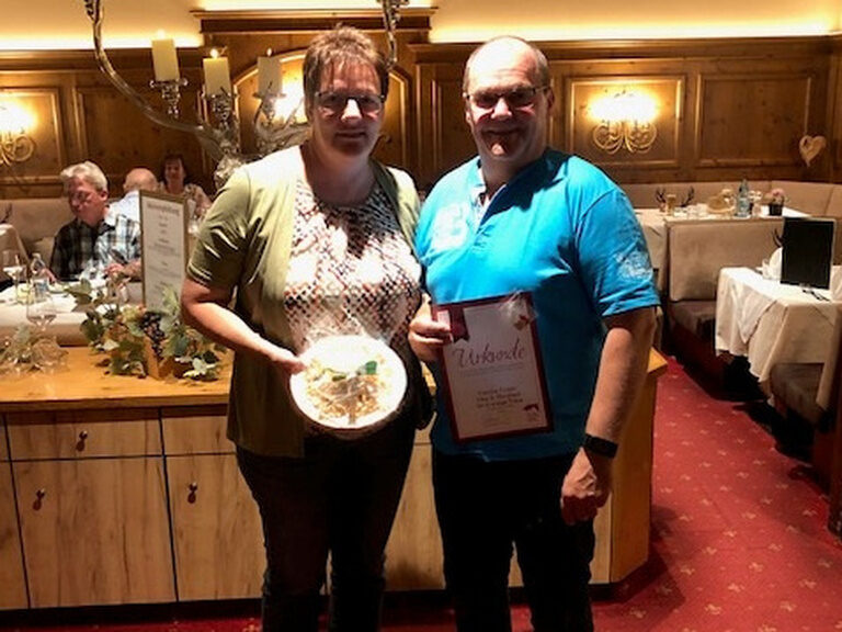 Paar posiert anlässlich Gästeehrung