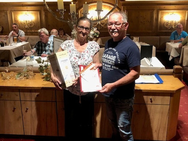 Paar posiert anlässlich Gästeehrung