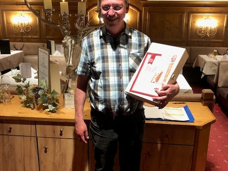 Mann posiert anlässlich Gästeehrung