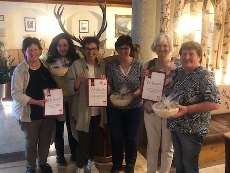 sechs Damen posieren anlässlich Gästeehrung