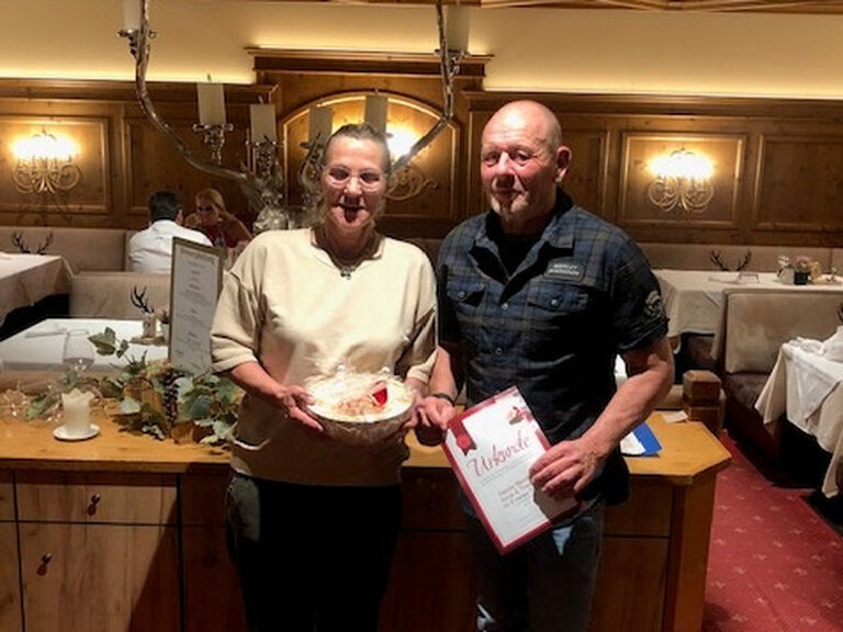 Paar posiert mit Urkunde anlässlich Gästeehrung