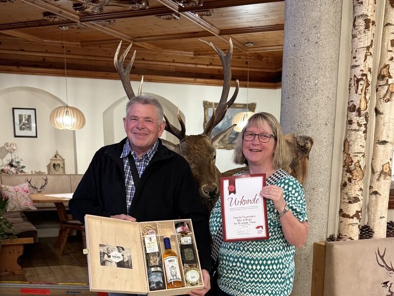 Gäste posieren mit Urkunde anlässlich Gästeehrung