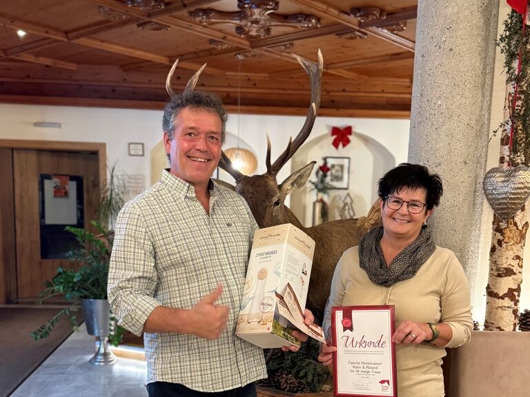 Paar posiert anlässlich Stammgäste-Ehrung