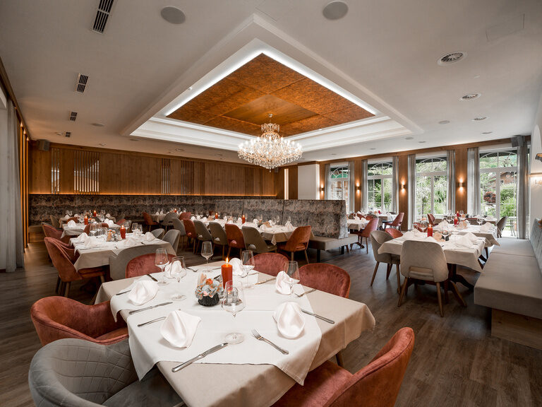 Gartensaal - großer Saal für festliche Anlässe mit Luster