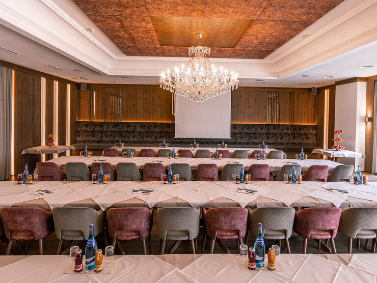 Gartensaal mit Luster