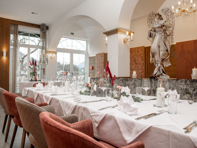 Festlich gedecker Tisch im Gartensaal