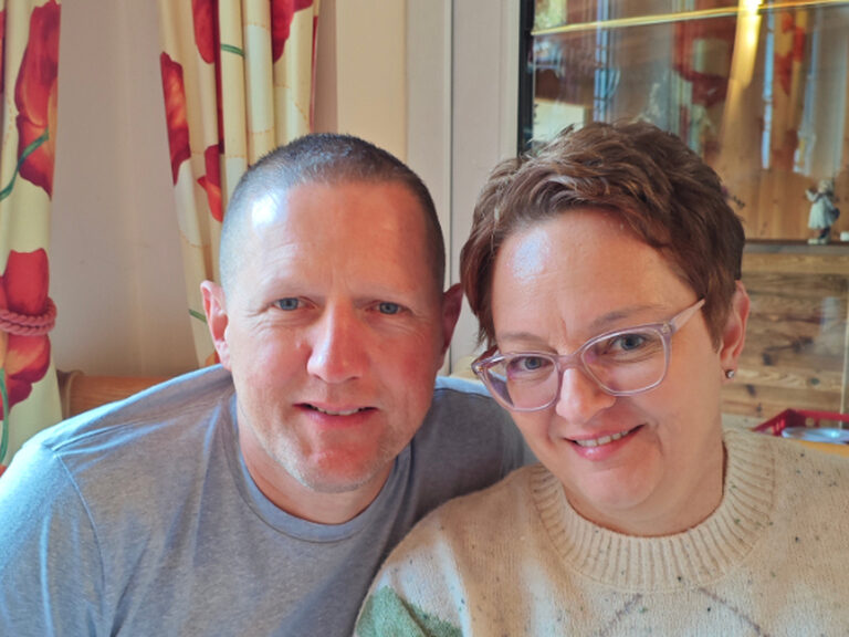 Paar posiert anlässlich Geburtstag