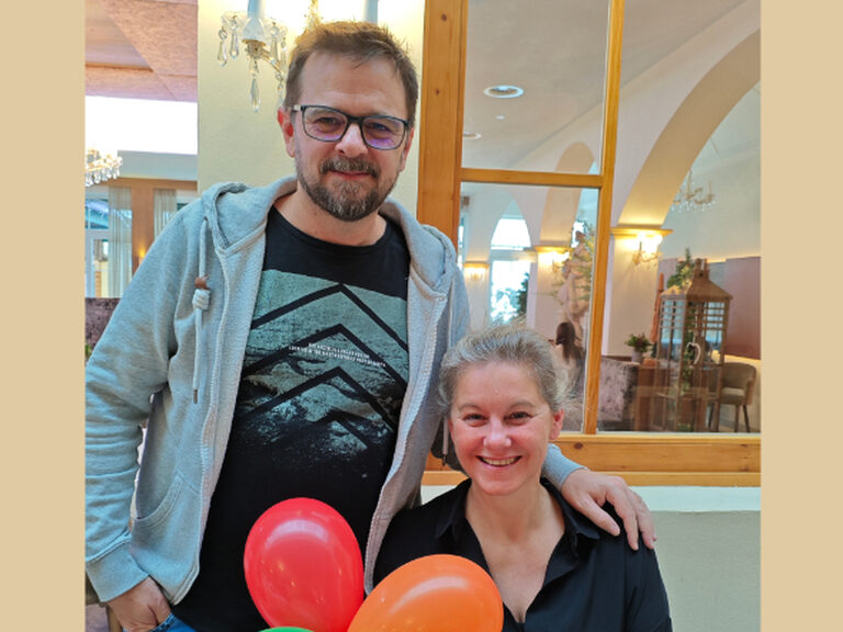 Paar posiert anlässlich Geburtstag